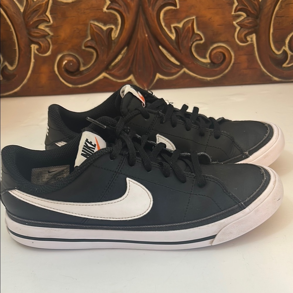 NIKE black and white shoes size 4.5 youth in excellent condition.